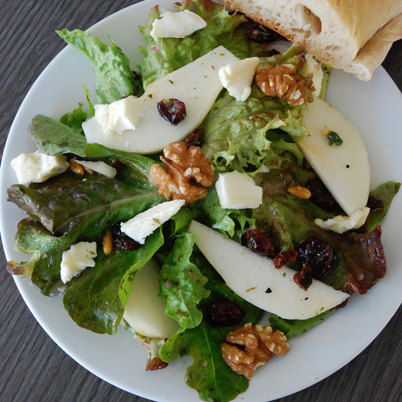 Salade poire chèvre fruits secs – végétarien