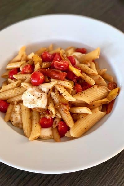 Penne tomates cerises, poivrons, mozzarella