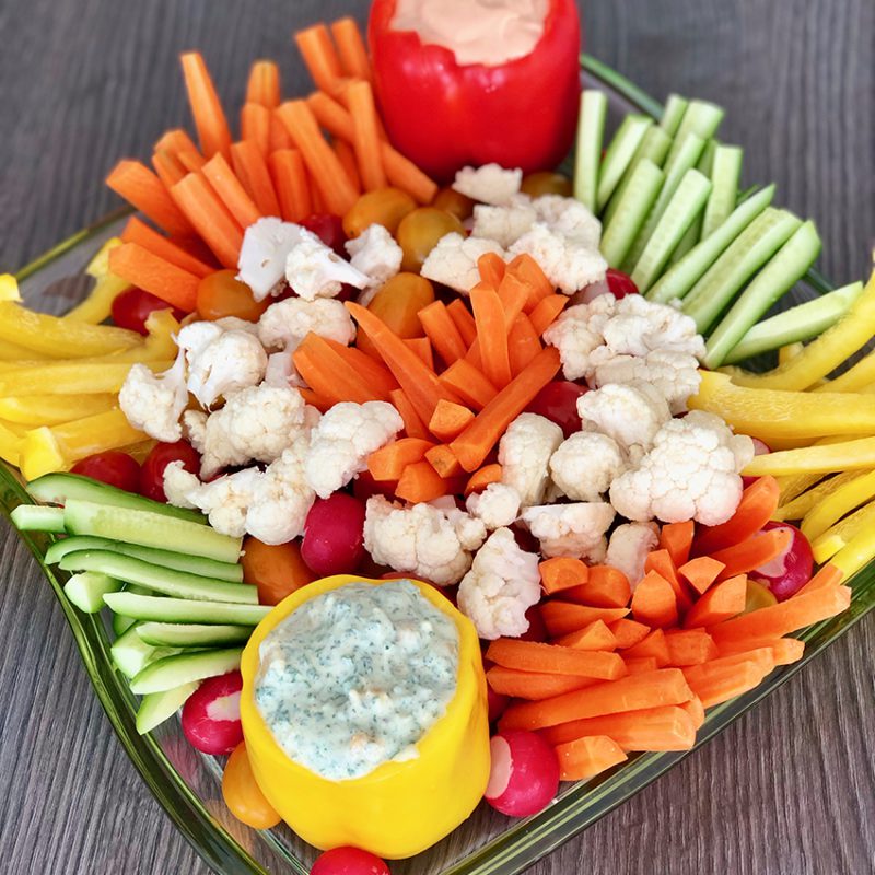 Plateau de crudités et dips pour un apéritif sain et coloré