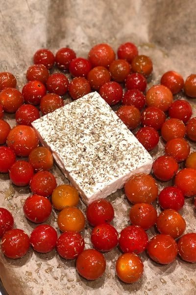 Pâtes crémeuses à la feta grillée et aux tomates cerises