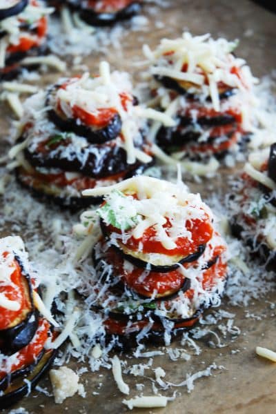 Petites tours de tomate, aubergine, mozzarella