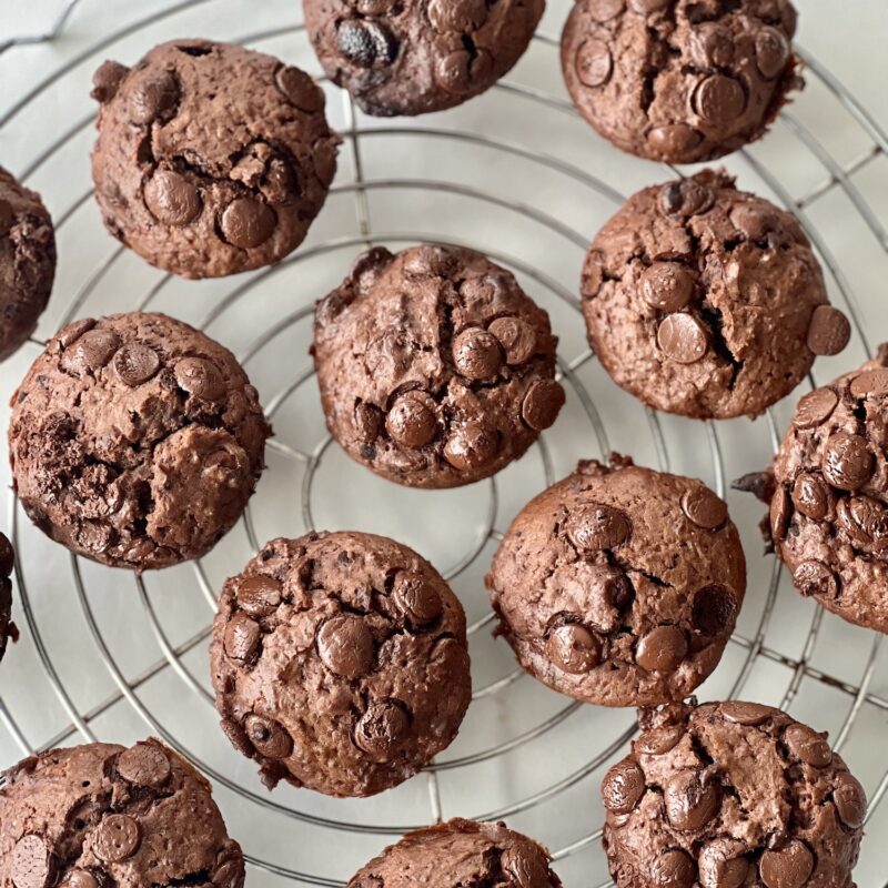 Se faire plaisir avec des muffins au chocolat et pépites de chocolat