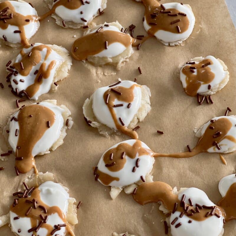 Juste un snack sain et rapide: bananes, yaourt et beurre de cacahuète