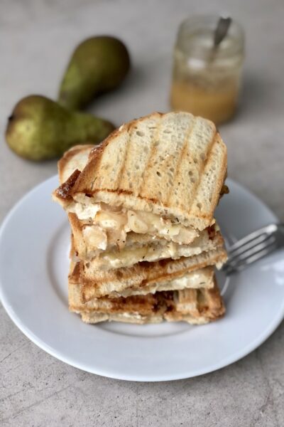 Préparer un croque-monsieur poire, chèvre, miel & oignons confits