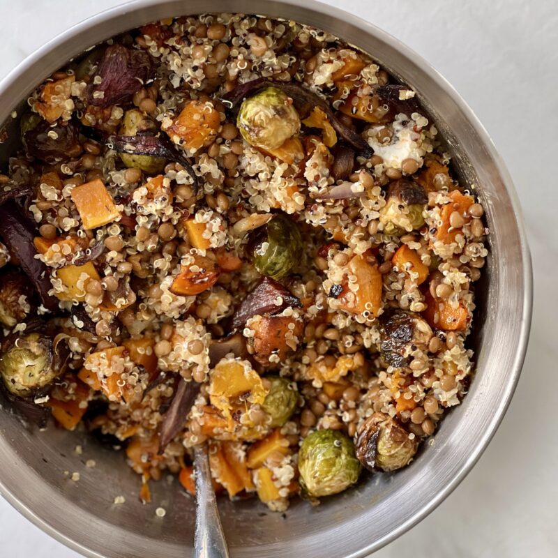 Salade hivernale: quinoa, lentilles et légumes