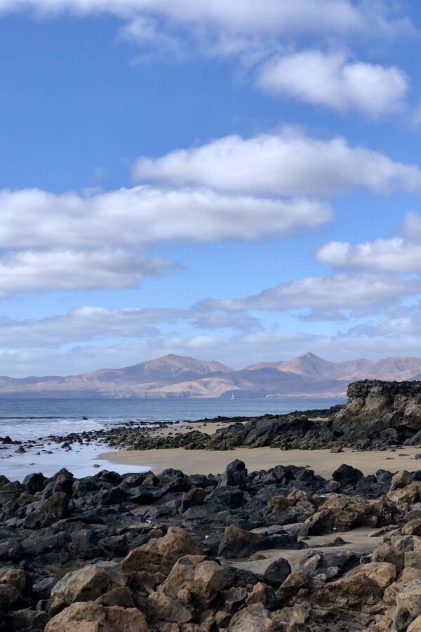 Voyager à Lanzarote : paysages volcaniques, slow living et mer turquoise