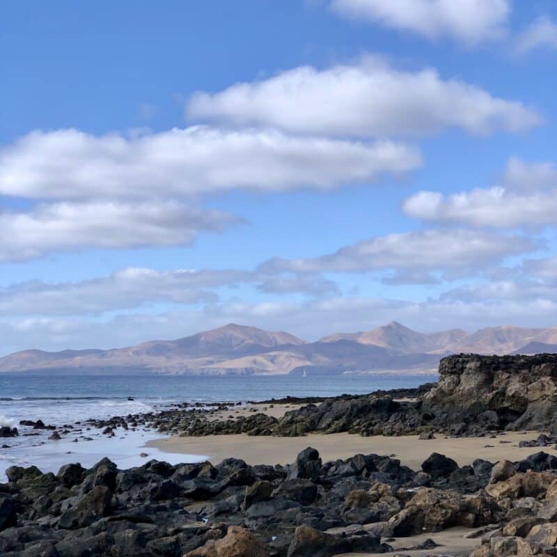 Voyager à Lanzarote : paysages volcaniques, slow living et mer turquoise