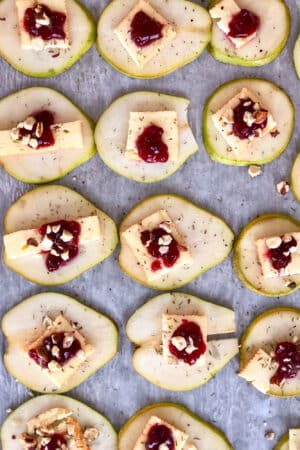 Tranches de poires au Herve, airelles et noisettes: apéro facile et réconfortant