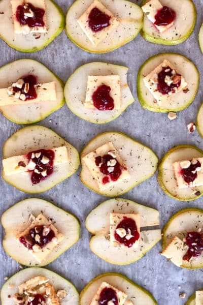 Tranches de poires au Herve, airelles et noisettes: apéro facile et réconfortant