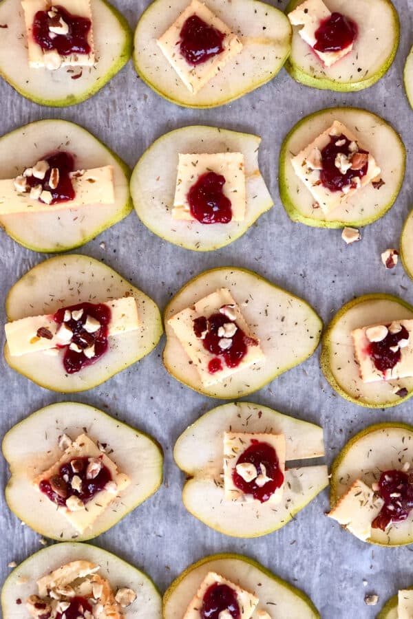 Tranches de poires au Herve, airelles et noisettes: apéro facile et réconfortant