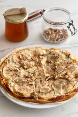Pizza blanche aux poires, noix, miel