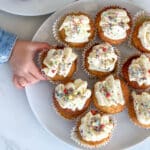 main qui prend un cupcake