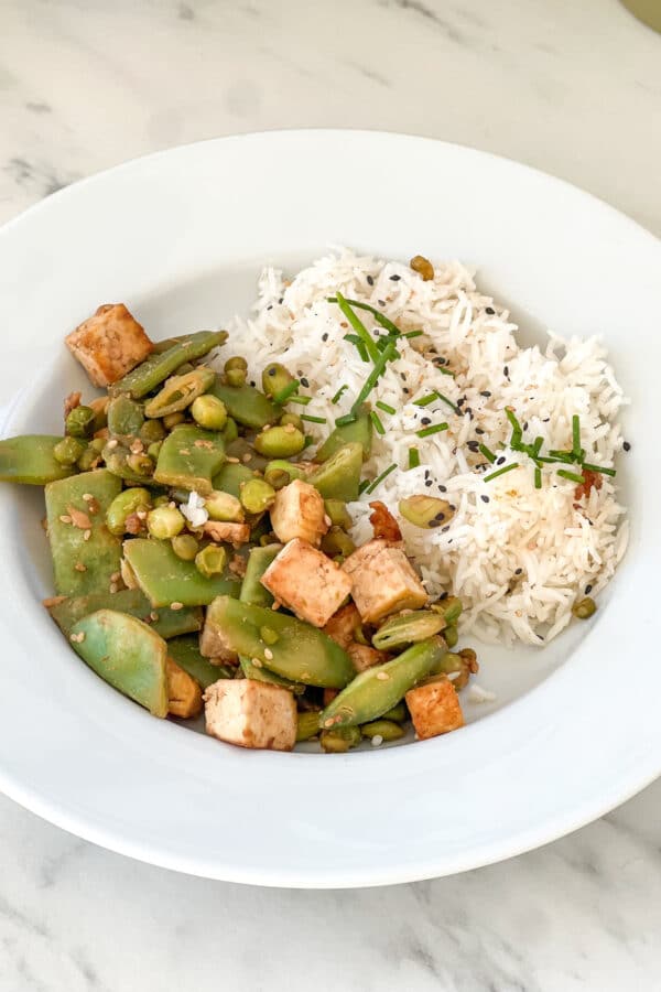 Improviser un plat de tofu gingembre, soja et citron vert, légumes verts et riz